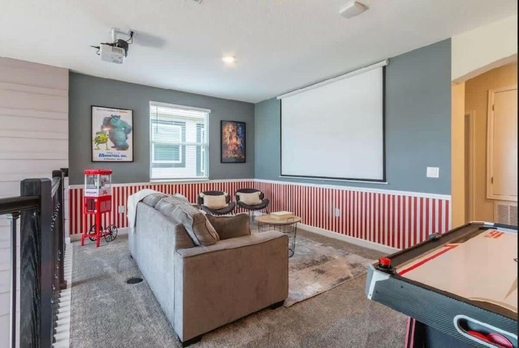 Ideal Location - Pool Spa Movie Theater near Disney, Kissimmee