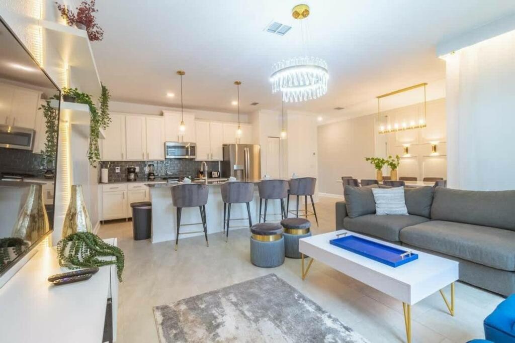 SuperHost - Modern 4BD Pool Amenities - Fancy Villa, Kissimmee