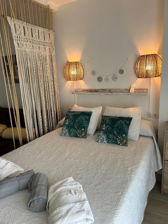 Apartamento totalmente reformado con piscina y jardines al lado de la playa de la Carihuela - 3