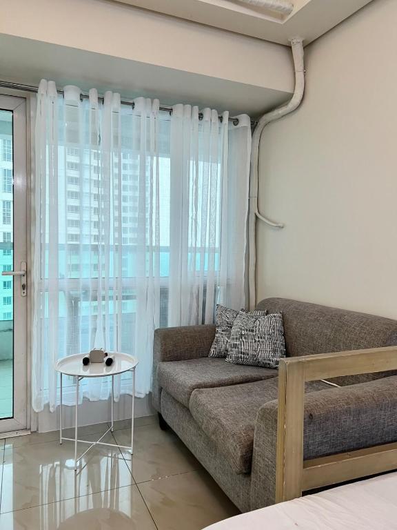 Tower 1 Rm 305 FREE Parking, FREE Pool, Balcony, 1Bedroom 4 beds, Manila