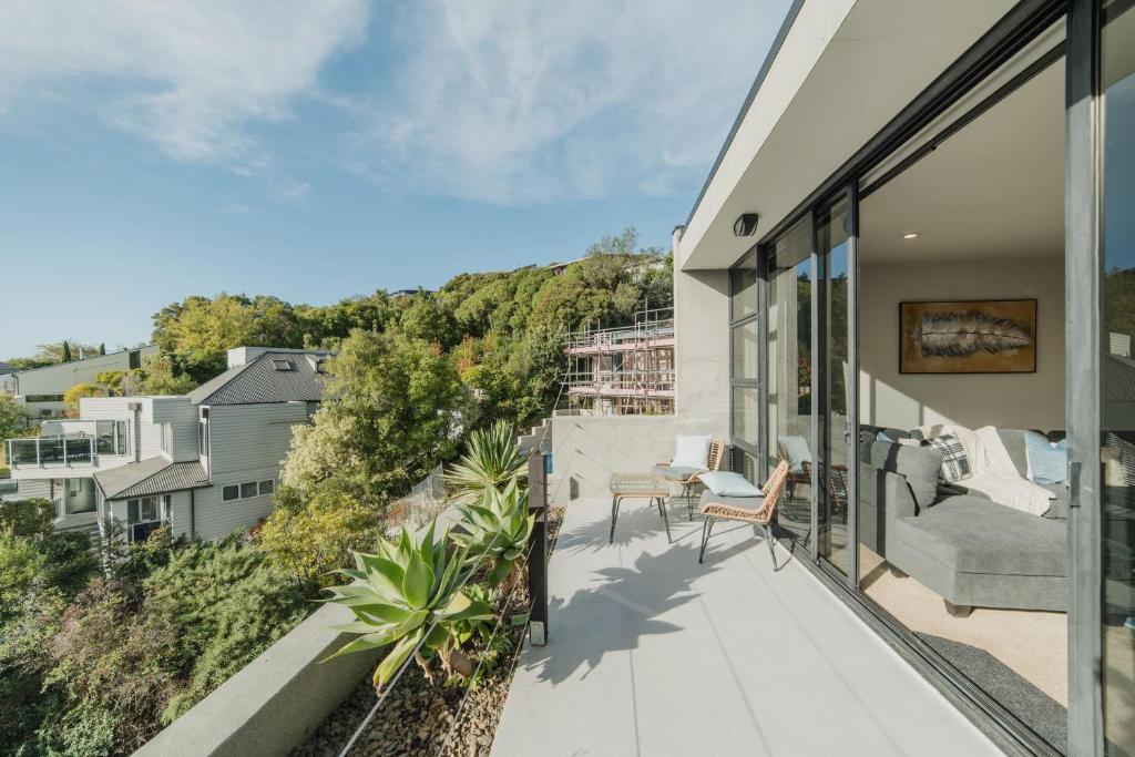 Adventure & Relaxation Cozy 3BR Stay with Games & Scenic Views, Christchurch