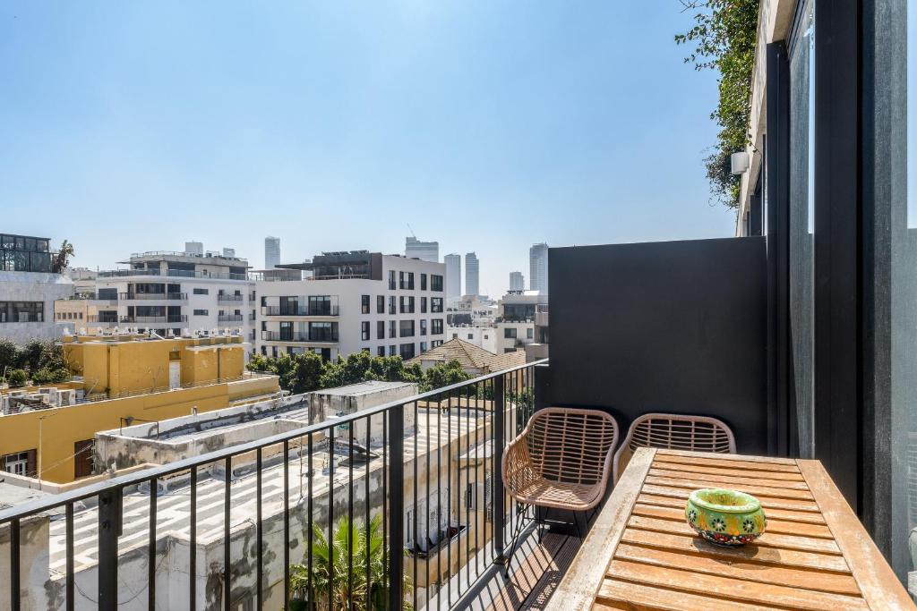 Quiet and Sunny by Seautlv, Tel Aviv