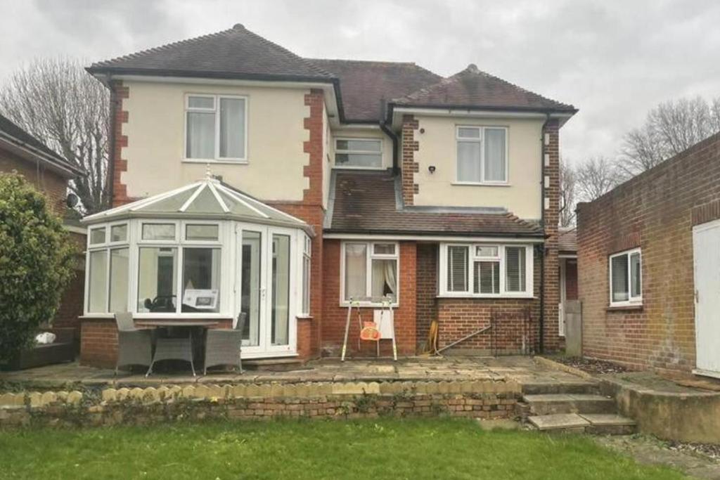 Charming House with Garden - Sleeps 6 & Parking, West Drayton