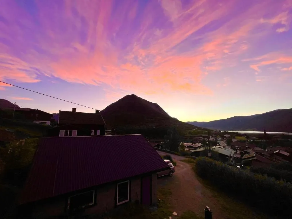 Hyggelig og velutstyrt leilighet i Lom sentrum, hotel in Lom