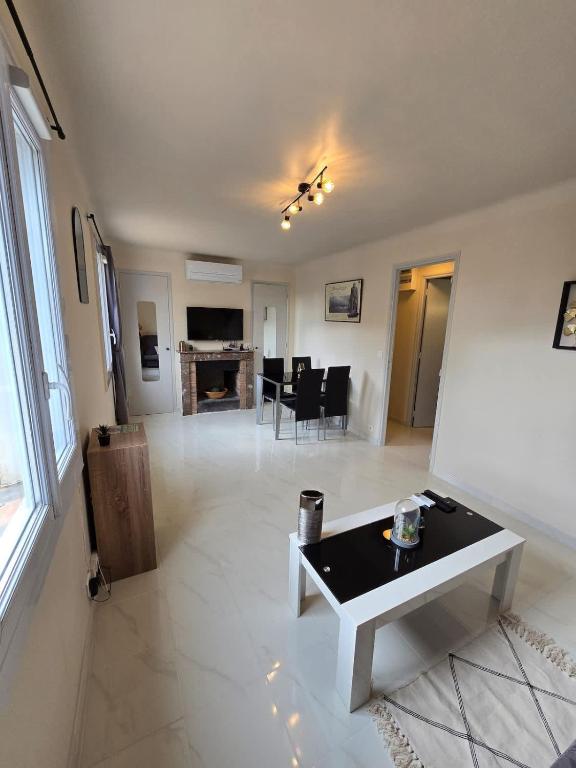 Studio Celli l Near Port & AC l Shellter Rentals, Saint Tropez