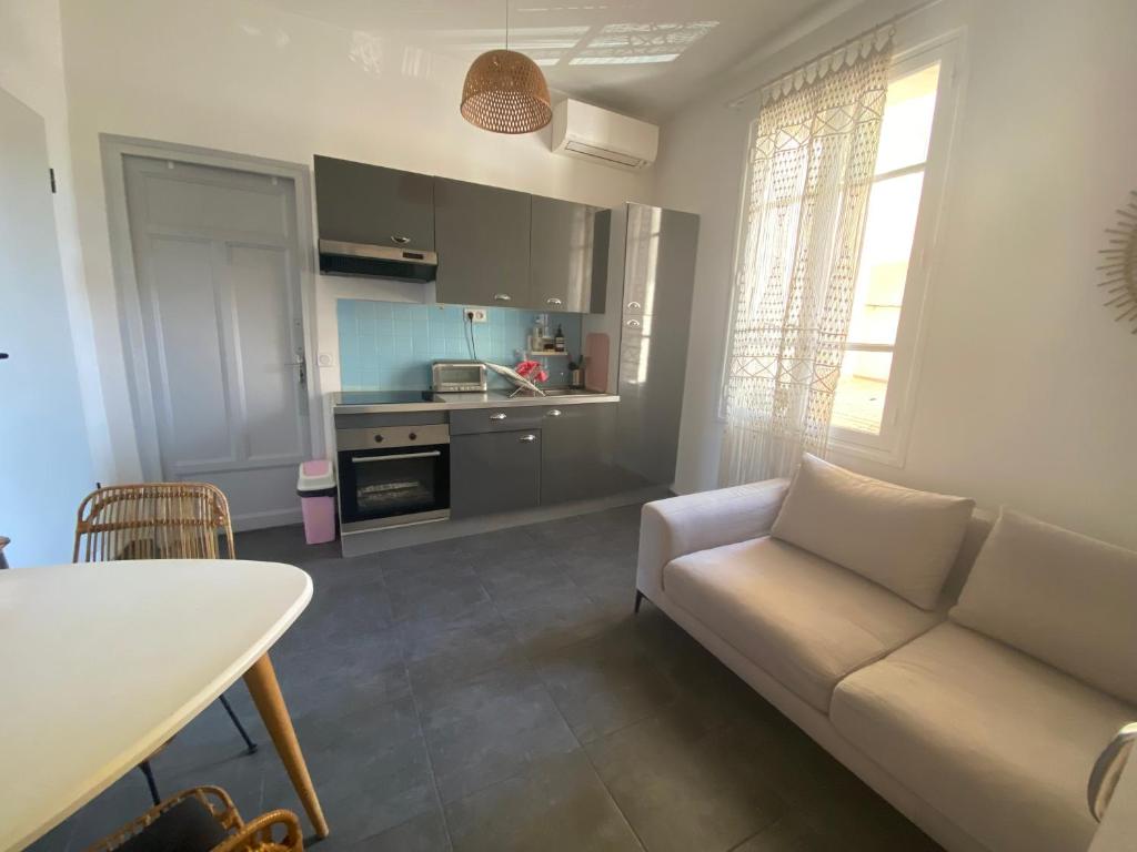 2 pièces Place Miot, côté cours - 5