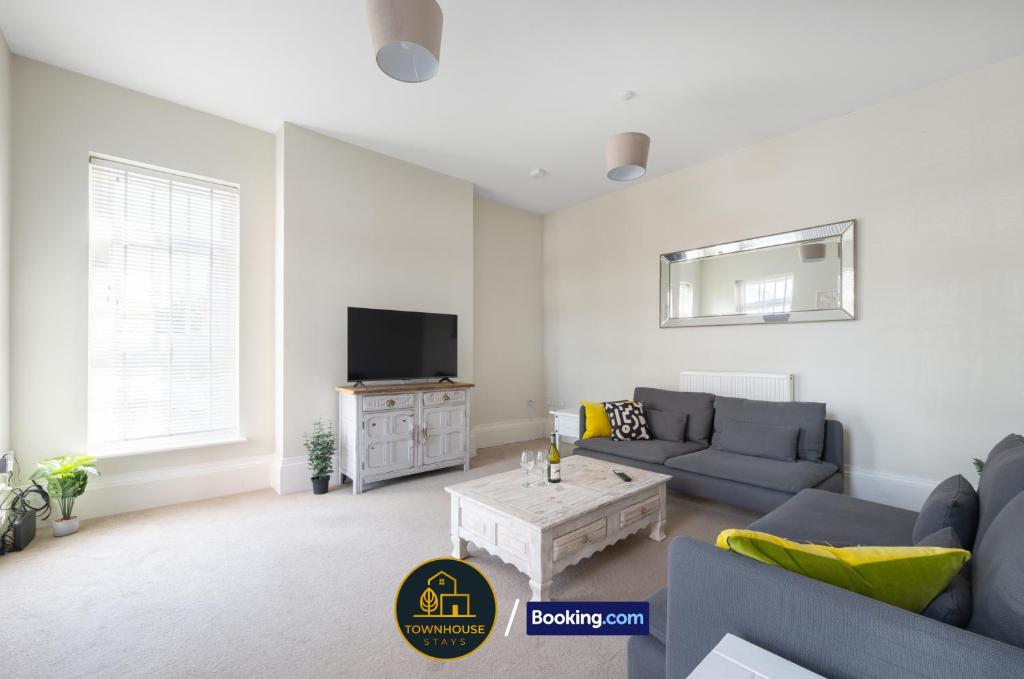 4BR House by Townhouse Stays, Short Lets & Serviced Accommodation in Colchester with Free Parking, Garden & WiFi, Lexden