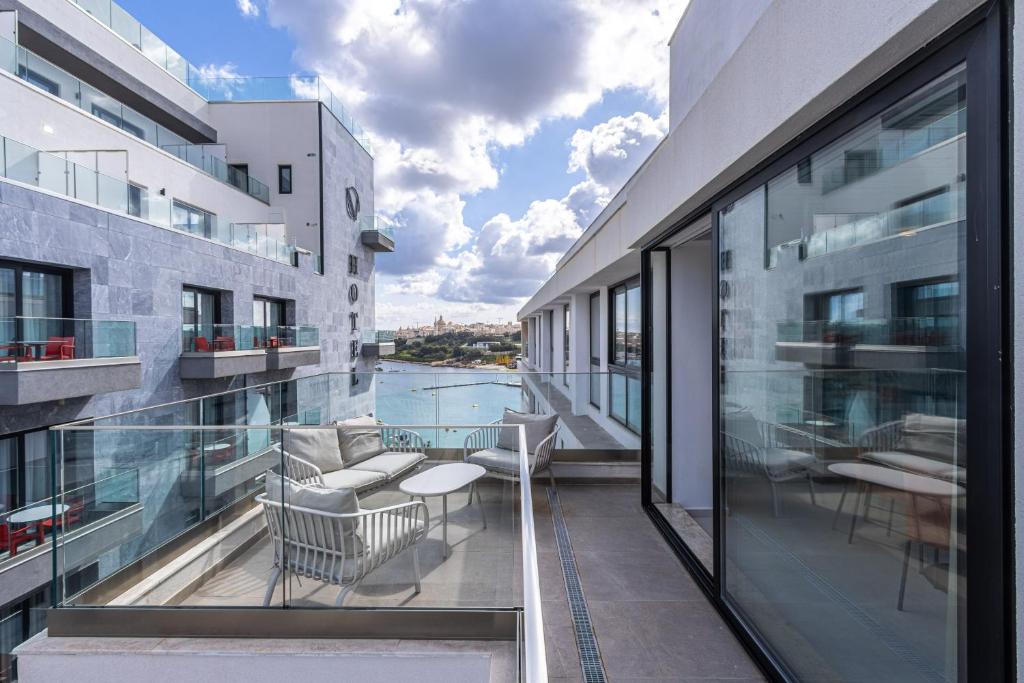 Designer seaside 2BR APT with WIFI and AC & comfy beds by 360 Estates, Gżira