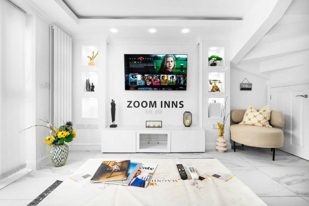 Spacious, Chic Townhouse with Parking & Garden, Birmingham