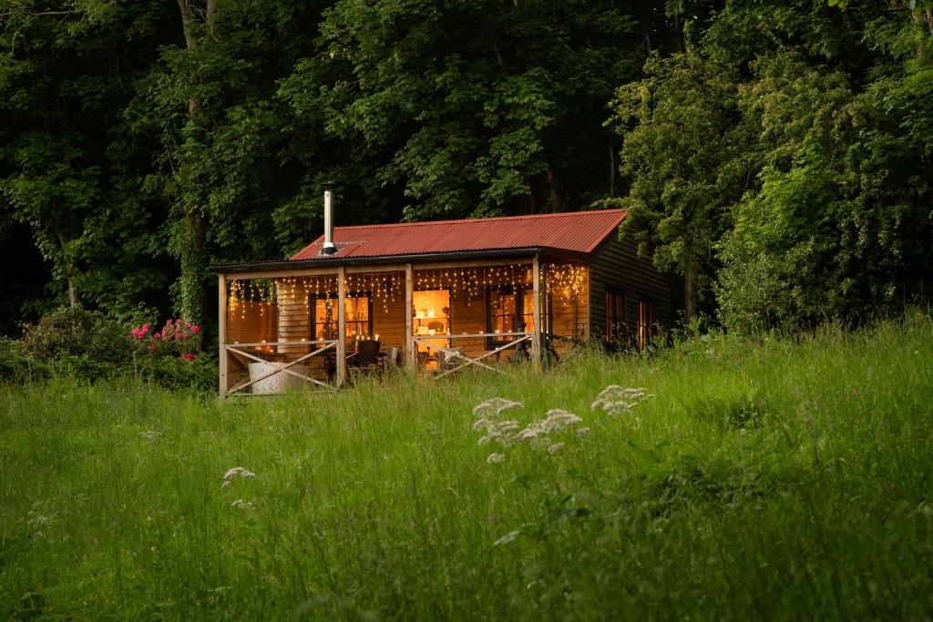 Luxury Off-Grid Cabin with Outdoor Bath in Scotland, Clachan of Campsie