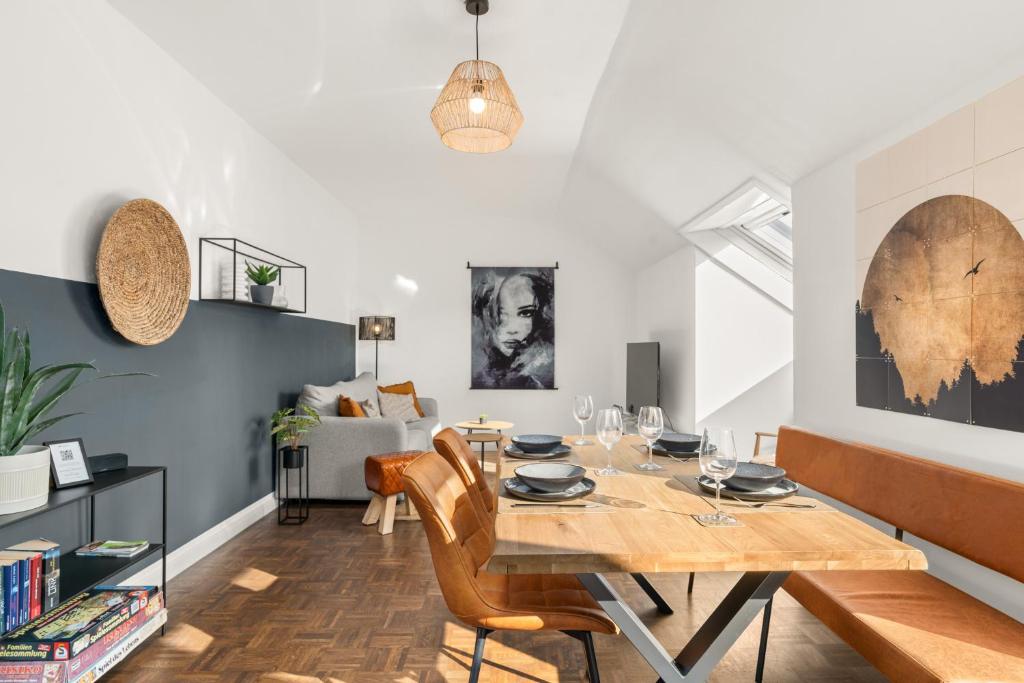 SOMERSET - 2 Whg in einem Haus, max 10 Pers, BBQ, Balkon, PS5, Bad Berleburg