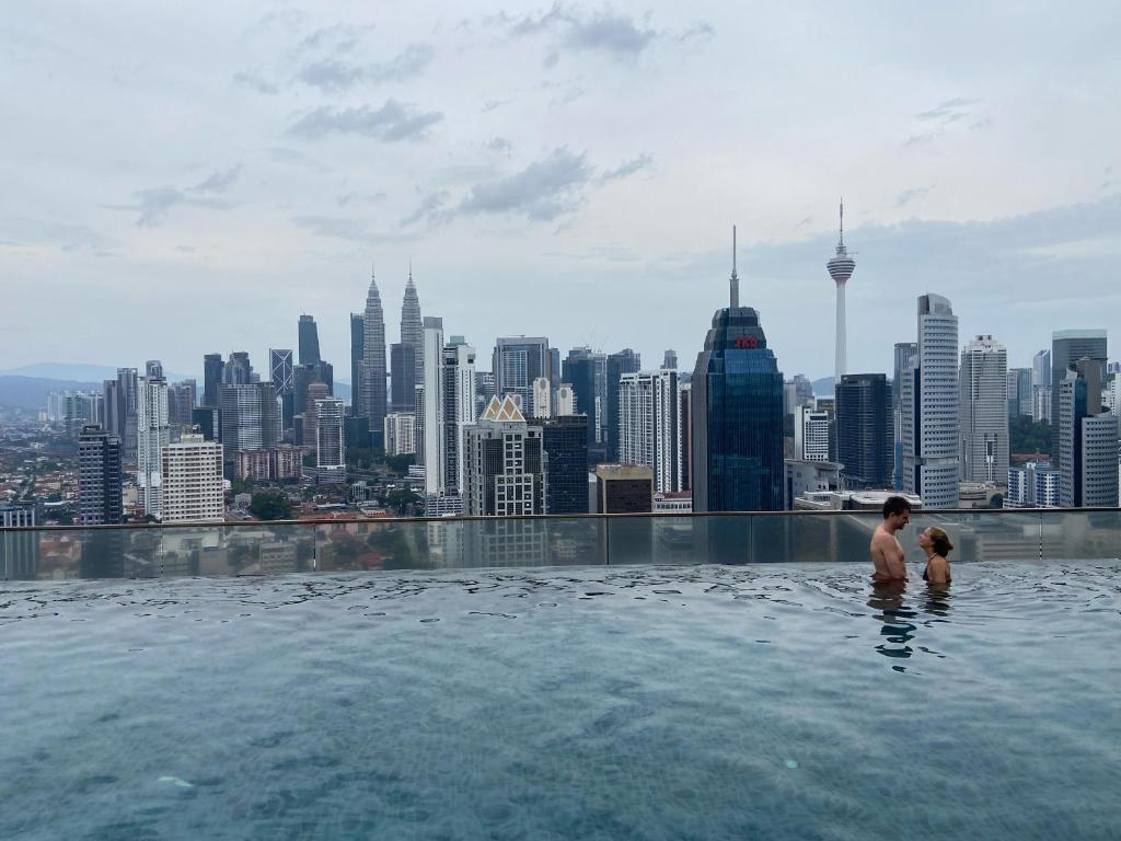 Elevated Horizons Hostel & Infinity Suites Skypool, Куала-Лумпур