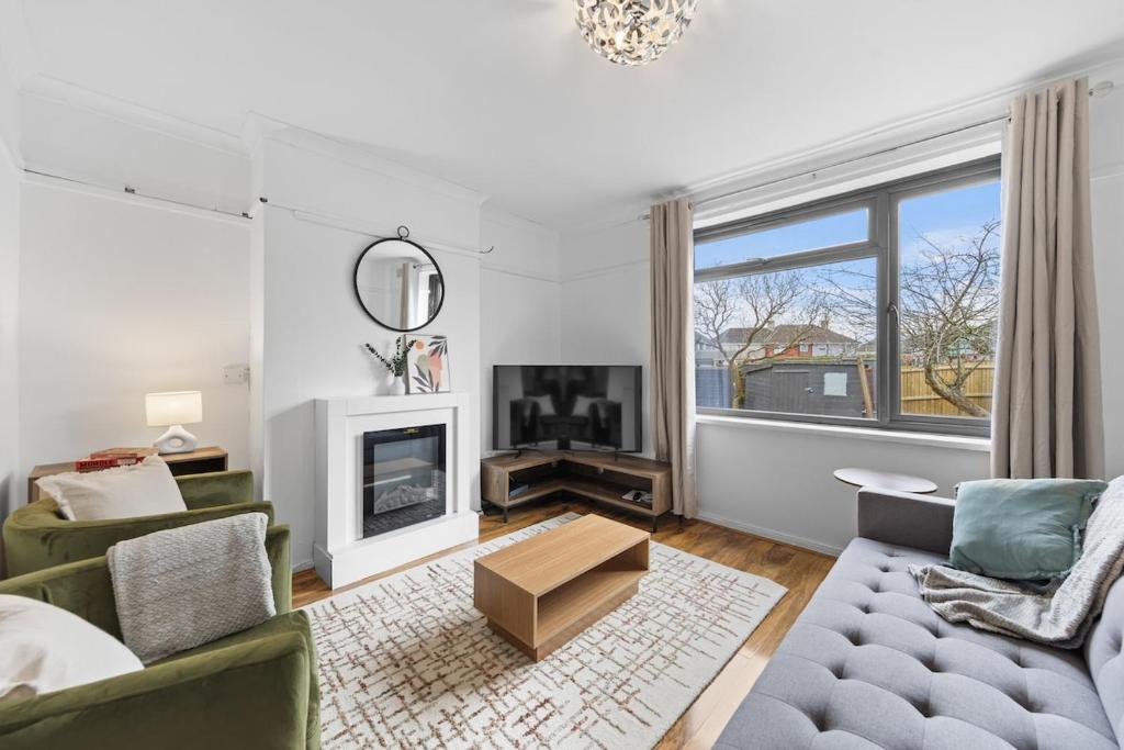 Large 4BR Leicester House, Modern, Sleeps 10, M1&M69, Garden, Fast WiFi, Free Secure Parking, Long Stay & Contractors Welcome, Leicester