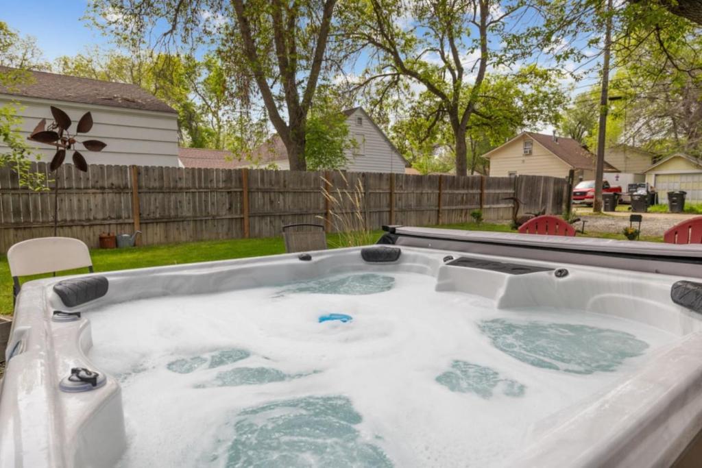 Bo's Rusty Western Central Home with Hot Tub and Sauna, Billings