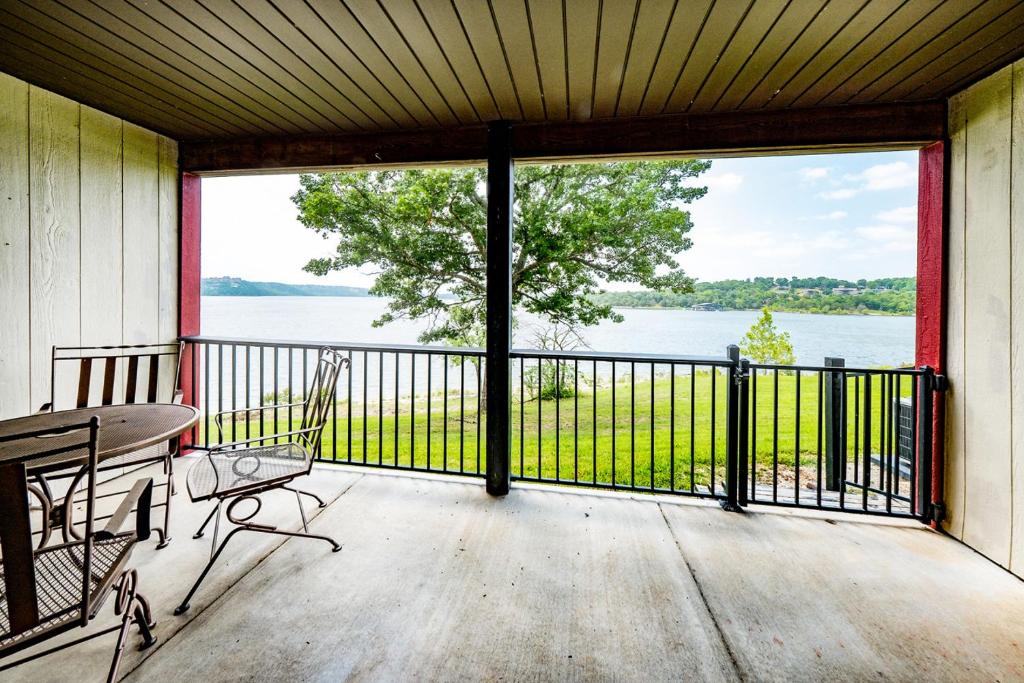 Shorefront Escape at TRL, Kimberling City