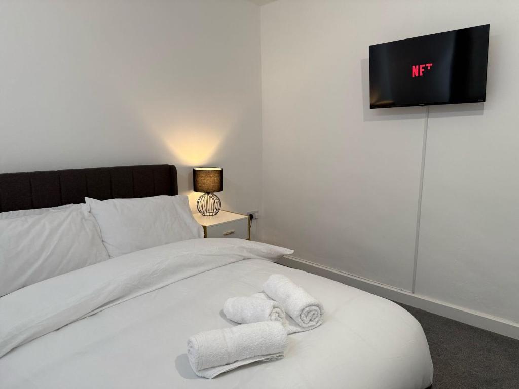 House - Sleeps 8 - Parking - WiFi, Bridgend