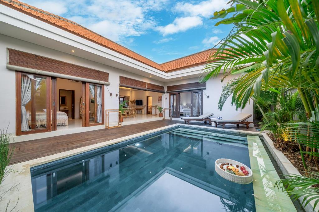 Private Pool, Perfect Location -Your Exclusive 3-Bedroom Villa in Canggu -Book Now!, Kerobokan