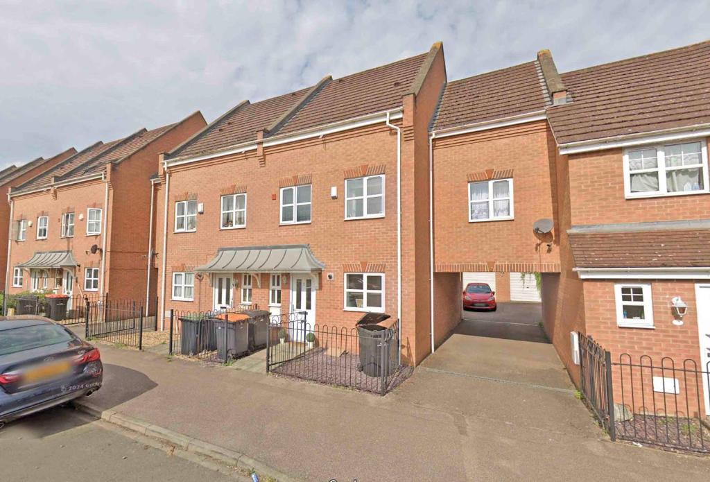 Miller House in Great location - Sleeps 14! Perfect for contractors, Bedford