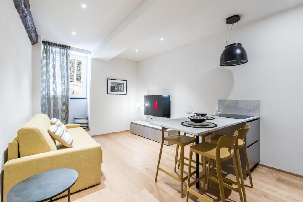 History and Design Apartment Facing the Old Port, Janov