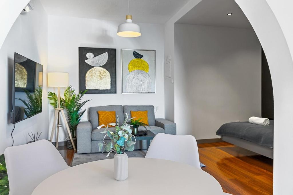 Orange Tree Studio, just steps from the sea, Pafos