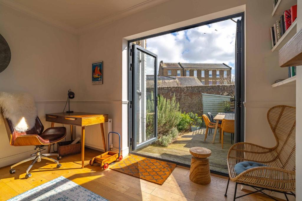 Stylish Home with 4 bedrooms, Logburner, Garden, nr Beach, Deal Castle, Deal