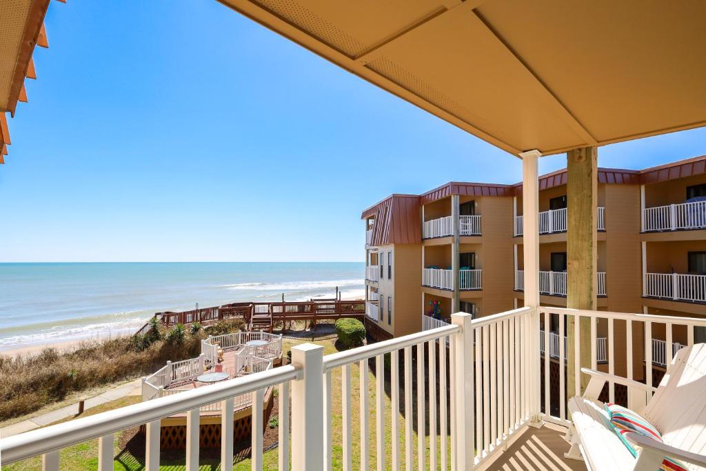 Oceanfront Bliss at Wave Raider -Perfect Getaway, North Topsail Beach