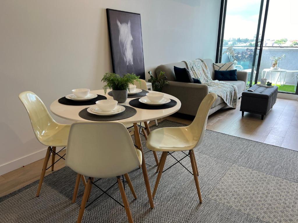 Modern 7th floor Flat, Parking, Convenient, Quiet, Melbourne