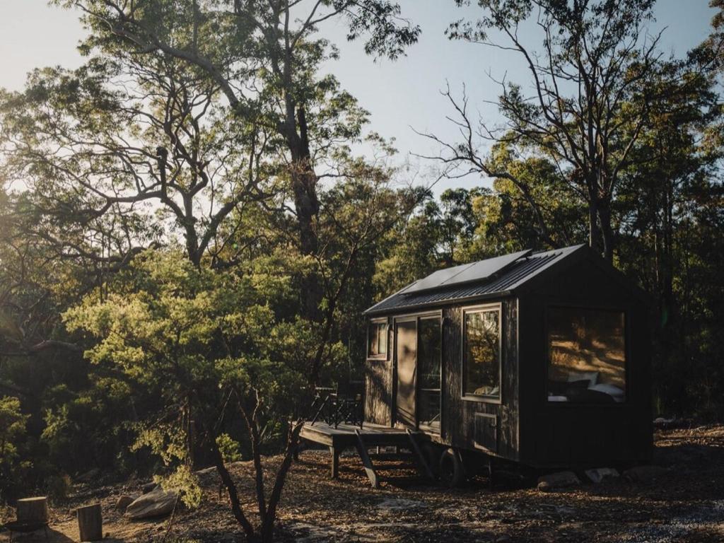 Off-Grid Cabin Nestled into Bush with Creek Access - Kaia, Kurrajong