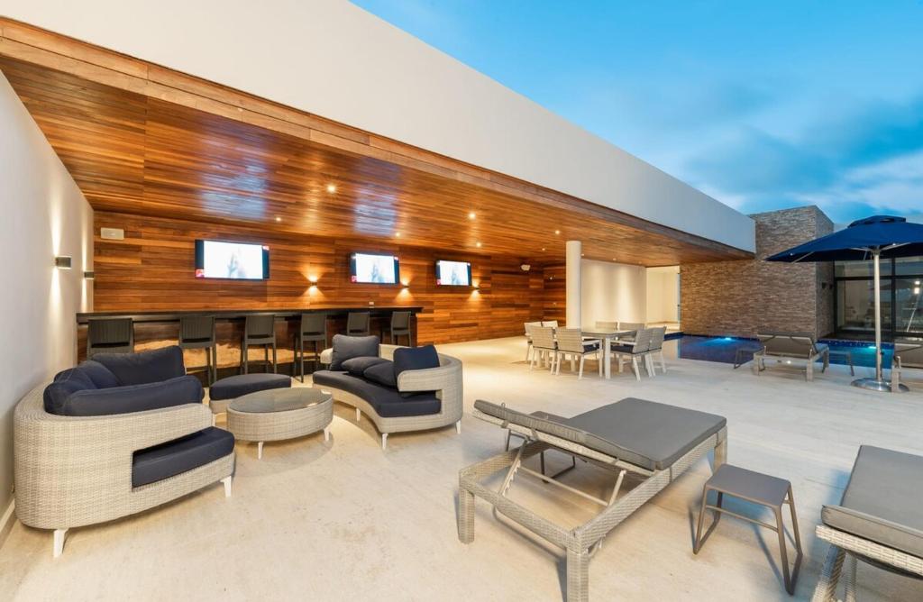 5th Avenue Quiet Luxury with Jacuzzi Beachfront - 5