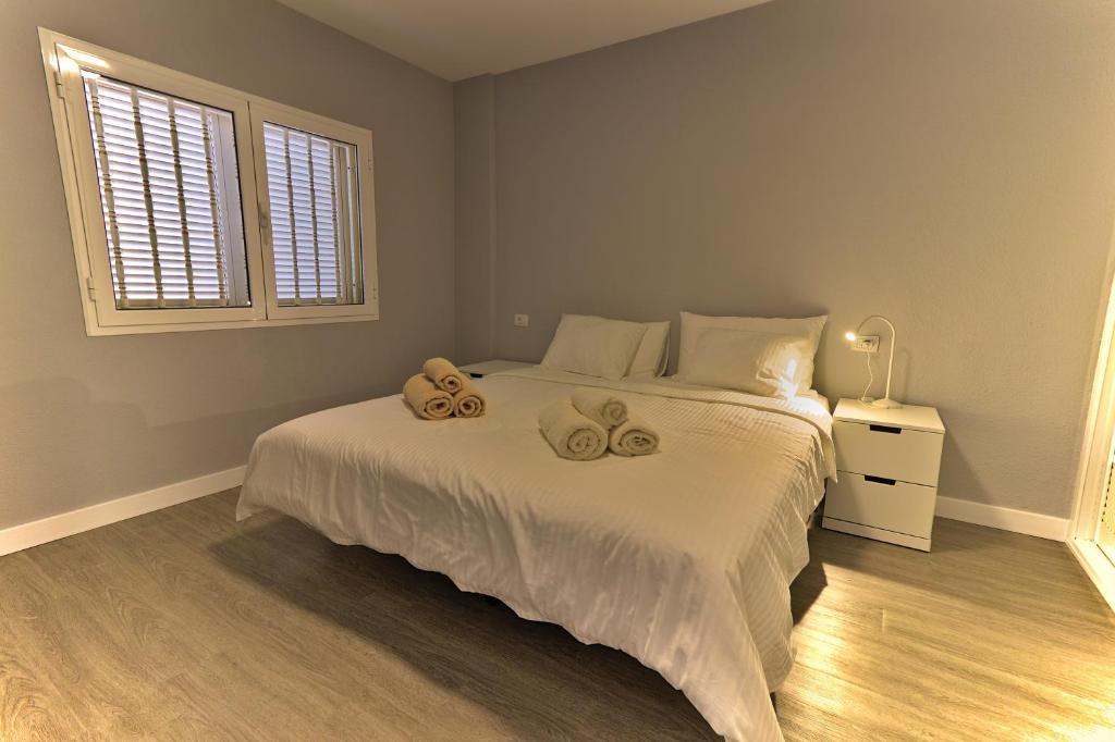 Large modern apartment with terrace & heated pool - 1