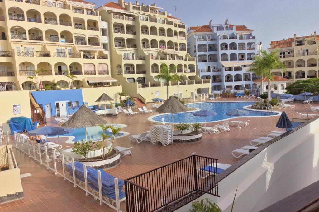 Large modern apartment with terrace & heated pool - 3