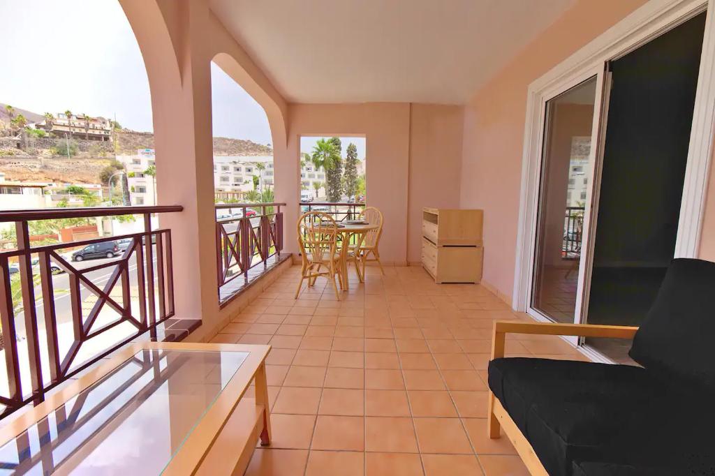 Large modern apartment with terrace & heated pool - 4