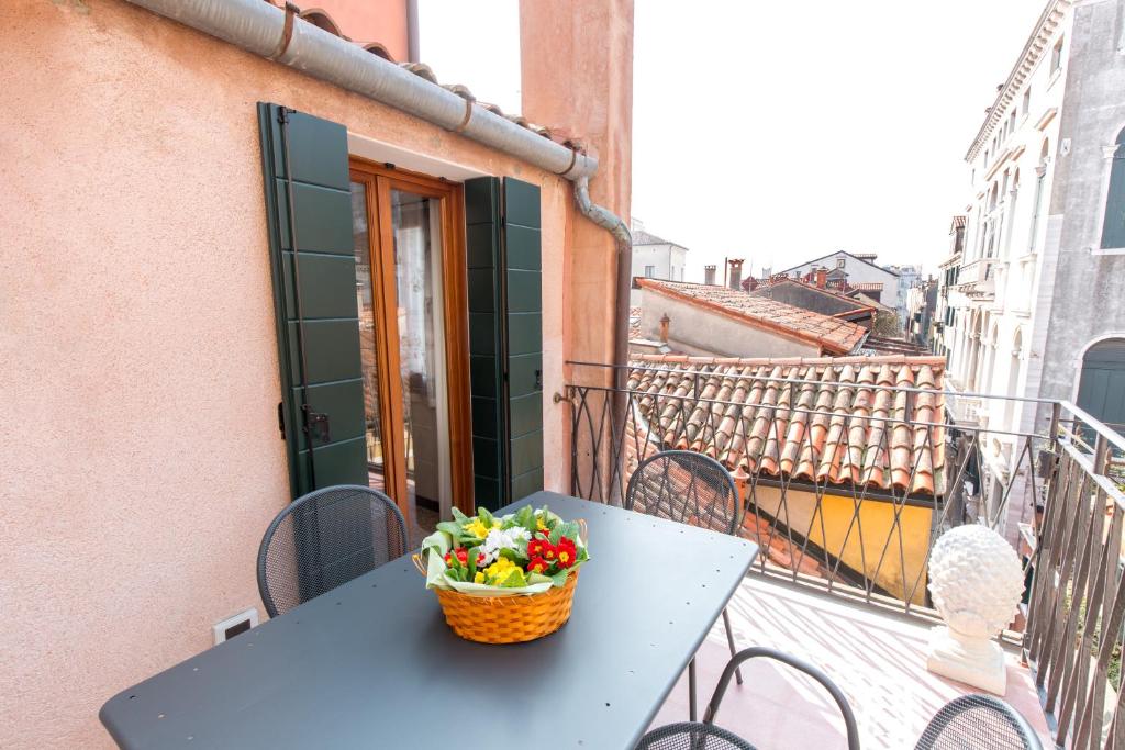 Ca Manzoni Apartment with Terrace photo