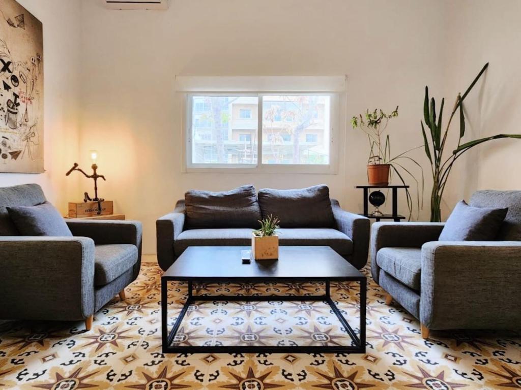 Railway House 1BR Apt w front yard 24 hours power, Beirut