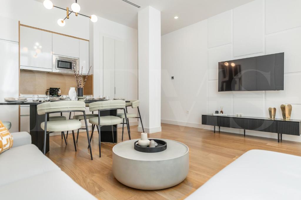 Artistic and Spacious Apartment by REMS - 3