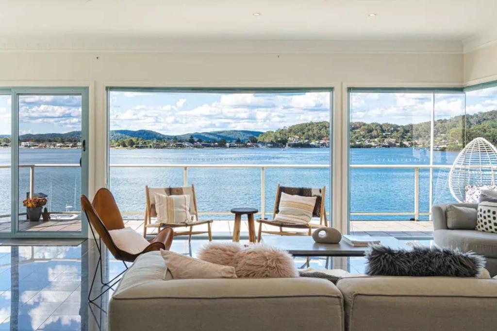 5BDRM Panoramic Waterfront Jetty and Pool, Blackwall