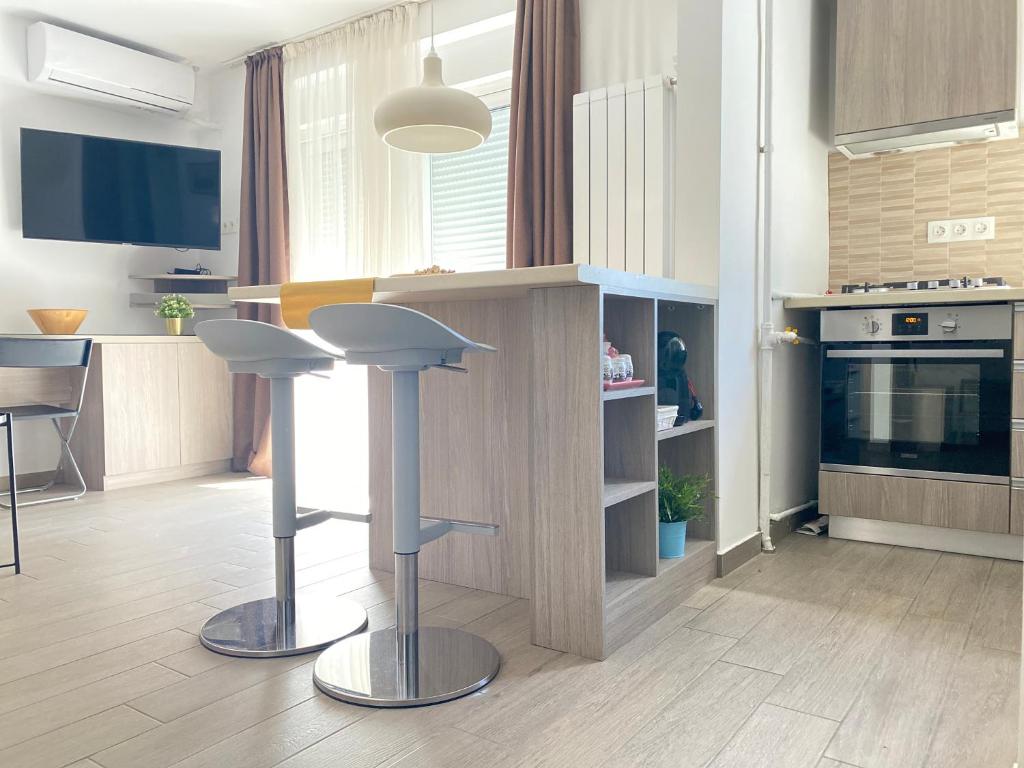 Avalon University, Bukurešť