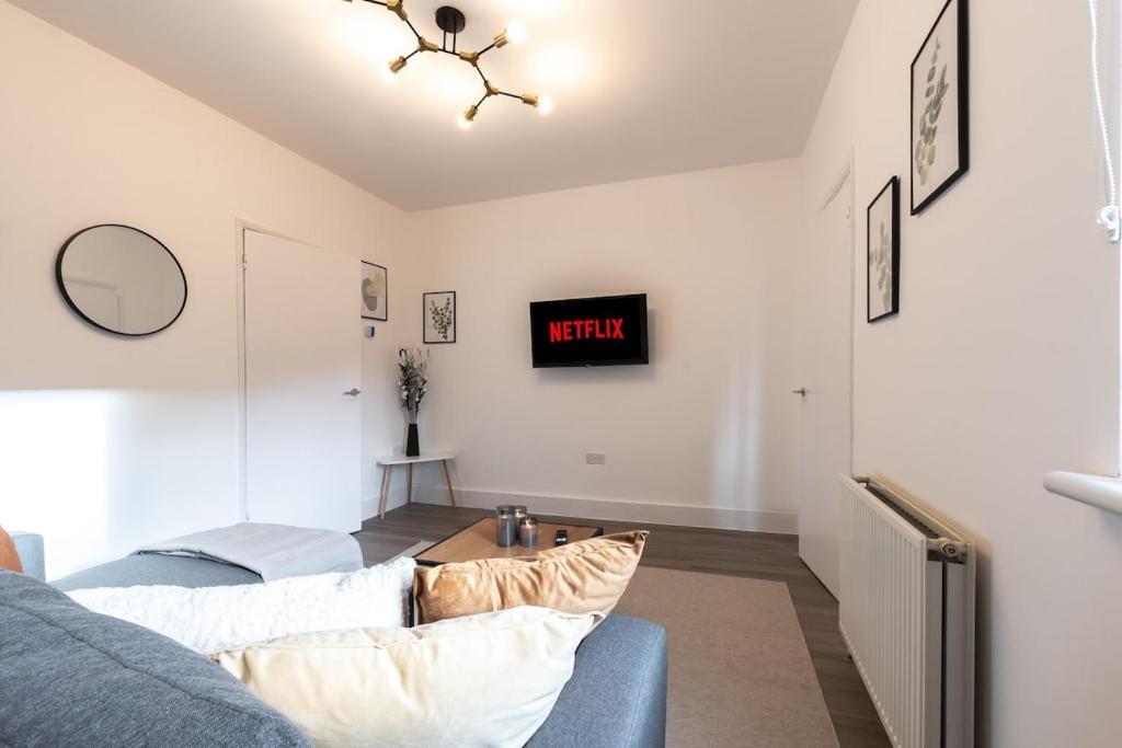 GreyStone - 4 Bedroom House, Reading