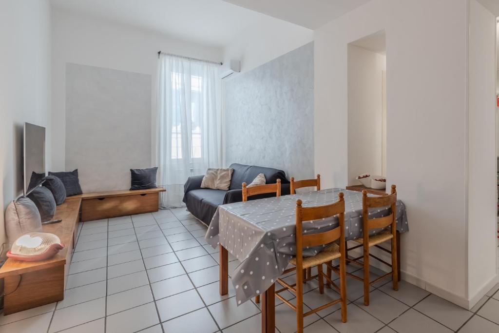 Vibrant Trastevere 2 bedrooms on Via del Moro - 2