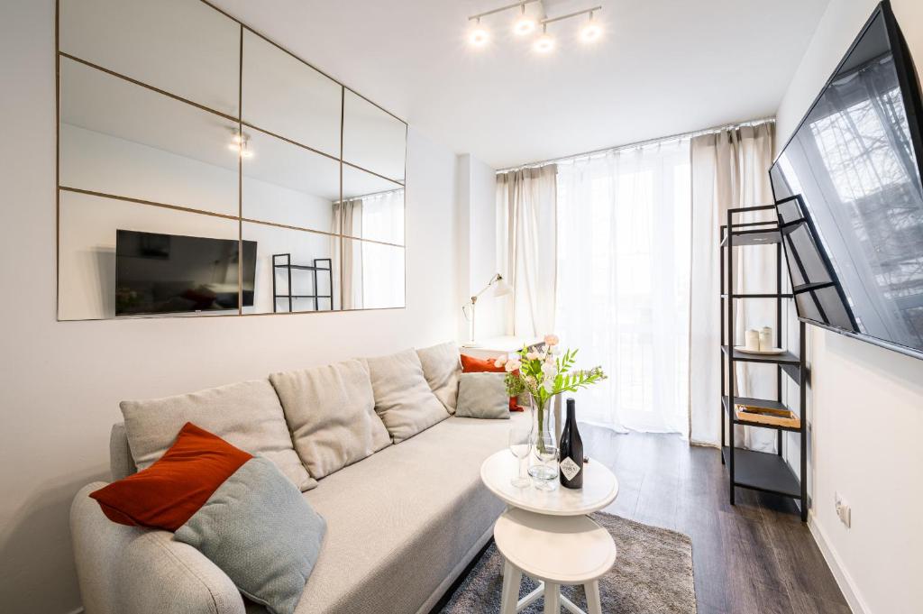 Krzyki Apt - Two Bedrooms, Workspaces - By Rentujemy, Vratislav