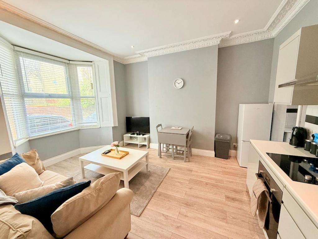 Flat on City Road By Local Stays, Bristol