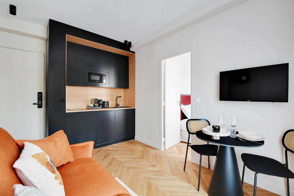 Cozy Entire Apartment Near the Eiffel Tower - 2