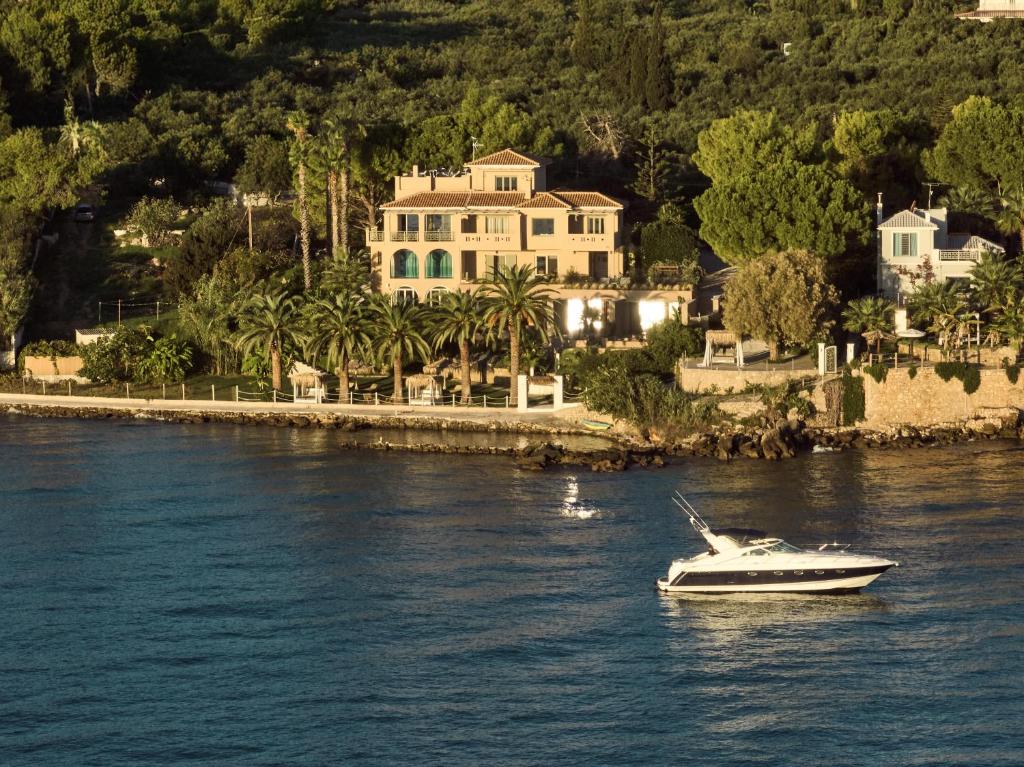 Calypso Villas, Amoudi