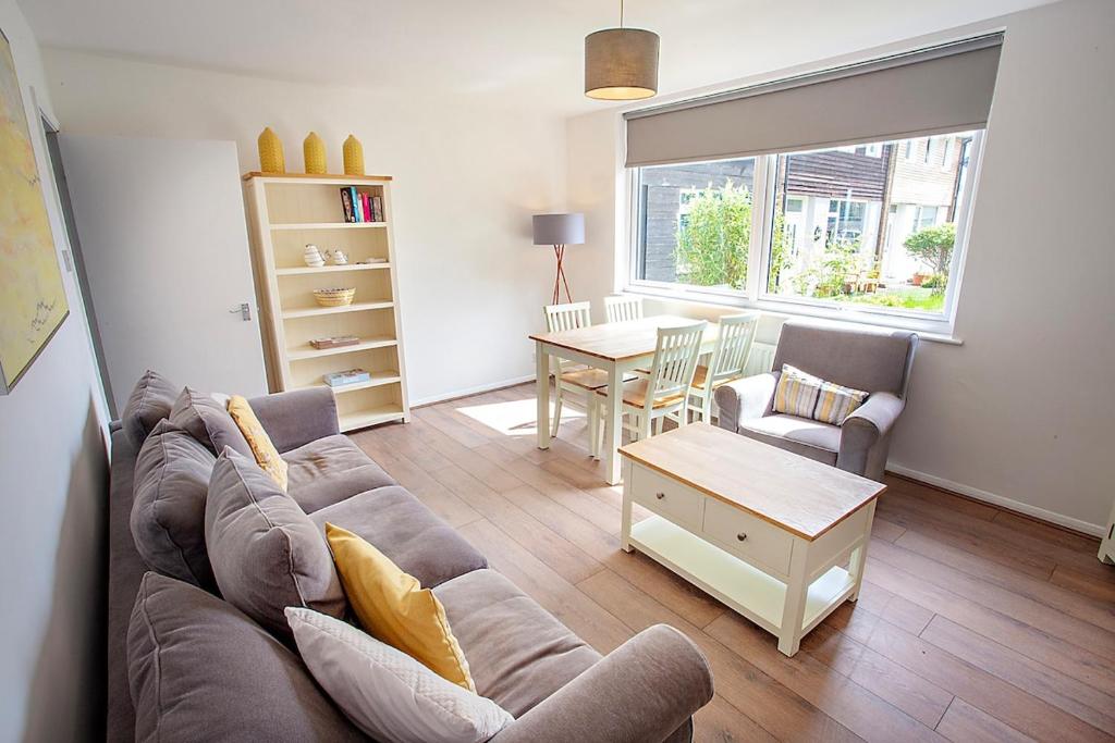 Field View House, Lucker