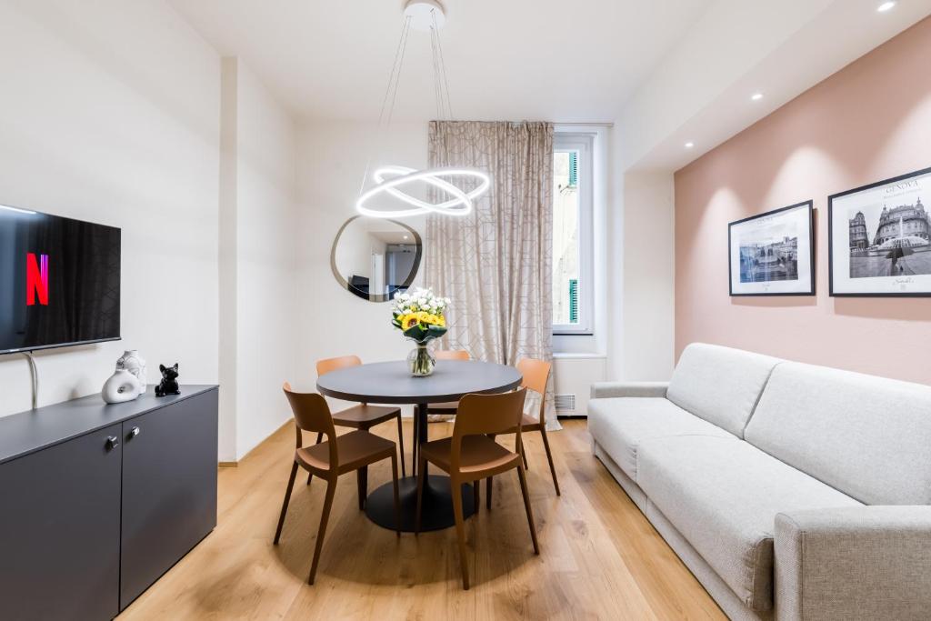OldTown Chic Apartment between Aquarium and Metro - 2