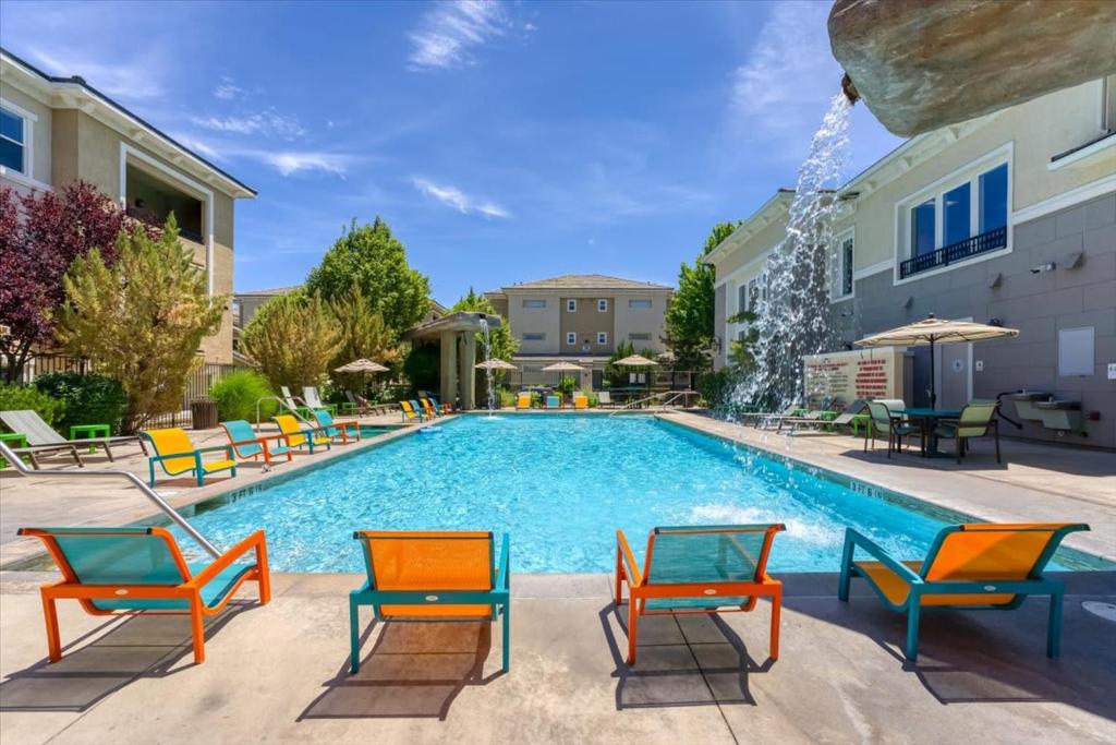 New Stylish 1BR Apt with Heated Pool Gym & Yoga Studio, Reno