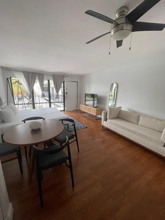 Bach #209, Fort Lauderdale