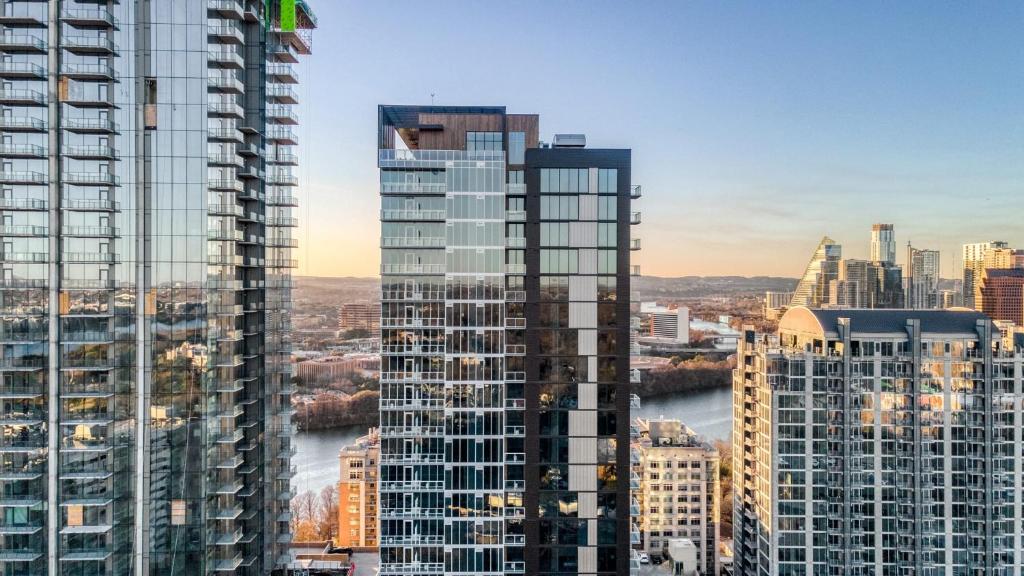 Sleeps 40 12 Condos in New Austin High Rise w Rooftop Pool Gym Yoga Studio, Austin