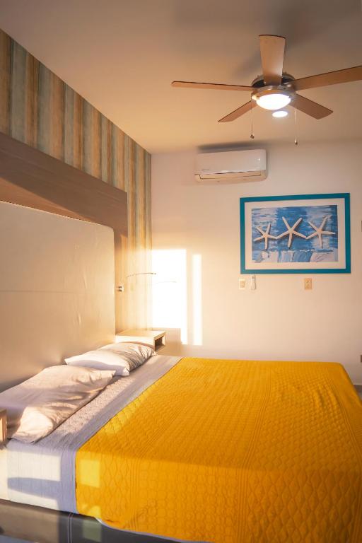 bonita habitación hotelera con balcón by G P S rentas - 2