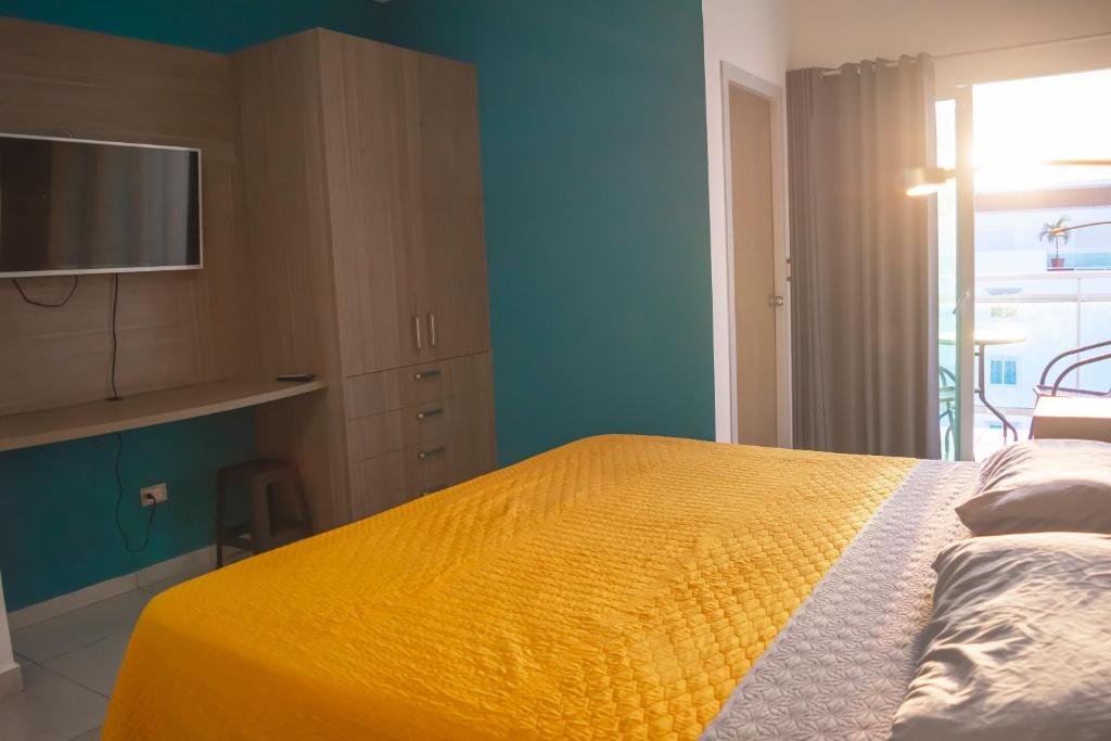 bonita habitación hotelera con balcón by G P S rentas - 3